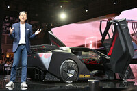 ステージに姿を現した日産自動車の内田 誠社長。