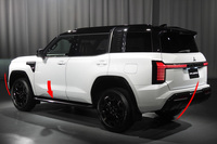 新型「パジェロ」の撮影会より、同車のリアクオータービュー。ボディー下部を見ると、前後のバンパーもサイドシルも、下端を内側に絞り込んだラグビーボール型のデザインとなっており、これが強い塊感につながっている。