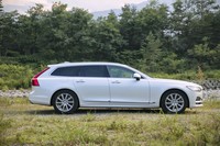 伸びやかな「ボルボV90」のサイドビュー。Aピラーから前輪までの距離を長く取ることで、高級車が持つ伝統的なイメージが表現されている。