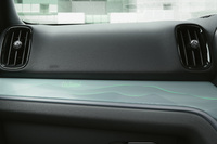 フローズンブルー塗装に「Untamed」ロゴが浮かび上がる「アンテイムドエディション」専用インテリアサーフェス。