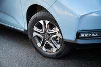 「クロスター」専用デザインの、ツートンの15インチアルミホイール。タイヤサイズは標準車と同じ185/65R15で、テスト車にはヨコハマの低燃費タイヤが装着されていた。