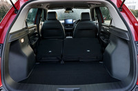 リアシートの背もたれをすべて前方に倒した様子。使用したアウトドアギアをそのまま収納できるストレージボックスやラゲッジトレーなどのオプションアイテムもラインナップしている。