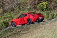 エンジンの排気量拡大によって最高出力は先代から28PSアップの235PSに到達。0-100km/h加速のタイムは7.4秒から6.3秒と大幅に短縮している。