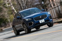 駆動方式は4WDで、前輪をエンジンが、後輪をモーターが駆動。前後の車軸に連関がないため自在なトルク配分が可能。