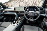 この「グレイッシュブルー」のインテリアカラーは「エステート」のプラグインハイブリッドモデル専用色。快適な長距離移動を主眼としているだけに、目に優しい色味をチョイスしたのだろう。