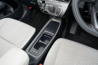 センターコンソールはシートの高さに合わせてあり、その気になればウオークスルーが可能。カップホルダーの前方にシャッターがあり、その下にUSBタイプCが2つある。