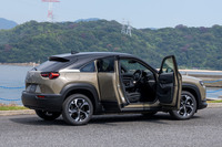 新型ロータリーエンジンを搭載したプラグインハイブリッドモデル「マツダMX-30ロータリーEV」。車両本体価格は423万5000円~491万7000円となり、2023年11月の発売を予定している。