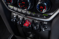 センターコンソールに配置されたMINIではおなじみとなったトグルスイッチ。中央の赤いスイッチがエンジンのスタート/ストップ用、右端のスイッチがドライブモード切り替え用である。