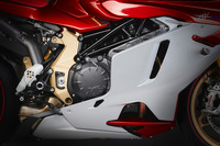 MVアグスタが500台限定の特別モデル「スーパーベローチェ1000セリエオロ」を発表の画像