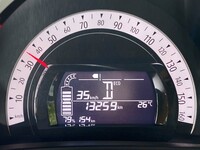 メーターのデザインにプレミアムブランド系EVのような派手さはないが、必要十分。かえってミニマリスト的潔さを感じる。回生ブレーキが作動すると、電池マークの上部に複数の矢印が表れる。