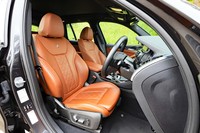 背もたれにエンブレムがあしらわれたシート。試乗車のものは、オプションのランバーサポート(5万3000円)付き。