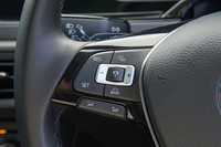 アダプティブクルーズコントロールの操作スイッチは、ステアリングスポーク上に設置される。