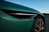 アストンマーティンが新型車「DB12」を発表 次世代スポーツカーの第1弾モデルの画像