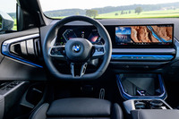 インテリアには2つのディスプレイからなるカーブドディスプレイやタッチスイッチ内蔵のインタラクションバーを装備。ドアパネル側に付いたマルチファンクショナルコントロールエレメントはこの「X3」が初出。