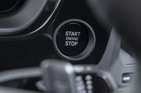 スタート/ストップスイッチはプッシュボタン式に変更。かつてポルシェは「ひねるという行為に意味が……」などと主張してキーシリンダーのようなスターターを使用し続けてきたのだが……。変わり身の早さもさすがポルシェだ。