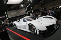 「GRスーパースポーツコンセプト」。後ろはベアシャシー。