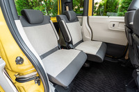 後席の肘や肩まわりの空間は先代モデルよりも55mm拡大。初代以来の240万台もの買い替え需要に対応しなければならないため、「以前よりも狭い」とか「あれが積めなくなった」ということが許されないのだという。