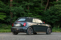 足まわりは「JCW」の3文字から想像できるとおりのハードなセッティング。その代わりにステアリングを切れば間髪入れずにスパッと曲がる。