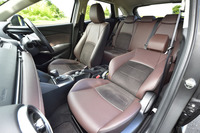 「XDノーブル・ブラウン」の室内。ナッパレザーとスエード調皮革のコンビネーションシートが装着されている。