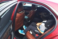 室内はわりあいタイト。ジュニアシートを使うと、大人4人と子ども1人でジャストサイズでした。