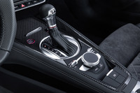 最新の「アウディTTS」には、7段のデュアルクラッチ式ATが搭載される。シフトレバーの手前に見えるのは、インフォテインメントシステムのスイッチ群。