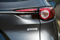 ヘッドランプだけでなく、リアコンビランプやドアミラーウインカーもLED式。「Lパッケージ」ではLEDフロントフォグランプも装備される。