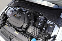 「eTSI Rライン」のフロントに積まれる最高出力150PS、最大トルク250N・mの1.5リッターターボエンジン。1リッターモデルにはないエンジンカバーが付いている。