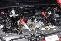 今回提案されたパワーユニットは、軽商用車用の3気筒ターボエンジン。傾斜させてエンジンルーム後方に搭載することで、低重心化と前後重量配分の最適化(50:50)を目指すという。写真はテスト車「K-OPENランニングプロト」のエンジンルーム。