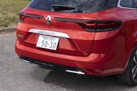 リアのウインカーにはシーケンシャルタイプを採用。コンビランプのカバーが赤一色になり、よりすっきりとした印象になった。