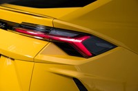 ヘッドランプと同様、リアのコンビランプにもY字をモチーフとしたデザインが採用されている。