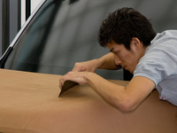 クレイモデルを削るモデラー。グローバルコンパクトカーの開発過程におけるカット(2010年)とのこと。