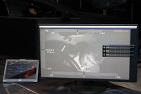 写真はドライバーモニタリングシステムの作動を説明する、デモ用コンピューターの画面。ドライバーの頭部が通常の位置から外れ、ペダルなどの操作もなくなったことから異常を検知している。