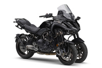 ヤマハの三輪バイク「ナイケンGT」。三輪のモデルではあるが、コーナーでは通常のモーターサイクルのように車体を傾けて走行する。