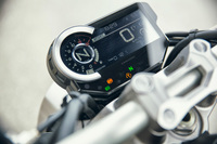 エンジン回転計とインフォメーションディスプレイを組み合わせた液晶メーター。ギアポジションや走行モードなどに応じて色が変わる、8色のマルチカラーラインインジケーターが備わっている。