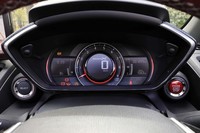 「Moduro X」のロゴが入った「S660モデューロX バージョンZ」のメーターパネル。ボタン操作で、画面の色調を白から赤に変えられる。