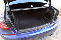 開口部の大きなトランクルーム。5人乗車時の容量は480リッターで、長尺物は後席の背もたれを前方に倒して積載する。