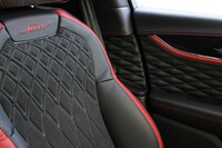 前席・後席とも、シートの背もたれには「Speed」ロゴの刺しゅうが施されている。