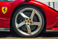 タイヤにはピレリと共同開発した同車専用設計の「Pゼロ コルサ」を採用。特にグリップが低い状況での車両の安定性に重点を置き、ドライ/ウエットの両方でパフォーマンスの向上が図られている。