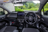 初代より大幅に質感が向上したインテリア。操作系では、シフトセレクターがセンターコンソールからインストゥルメントパネルに移され、パーキングブレーキも手引き式から足踏み式に変更された。(写真:花村英典)