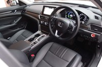 インテリアカラーはブラック(写真)のほか、アイボリーが選べる。