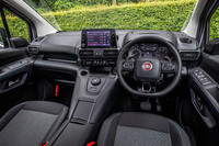 ダッシュボードの基本デザインは「ベルランゴ」と共通。左右独立調整式オートエアコンや、Apple CarPlay/Android Autoに対応した8インチのタッチ式モニター、USBソケットなどが標準で装備される。