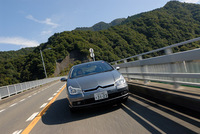 【スペック】
    シトロエンC5 V6エクスクルーシブ HDDナビ:全長×全幅×全高=4740×1780×1480mm/ホイールベース=2750mm/車重=1560kg/駆動方式=FF/3リッターV6DOHC24バルブ(210ps/6000rpm、30.0kgm/3750rpm)/価格=492.5万円(テスト車=同じ)