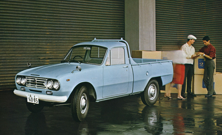 1963年「いすゞ・ワスプ」。同時にデビューした小型サルーン「ベレット」に準じたデザインだが、全幅も「ブルーバード」(410型)と同様に小型タクシー規格に収めた「ベレット」より若干広い1525mmにとどめたため乗車定員はライバルの3人に対して2人。