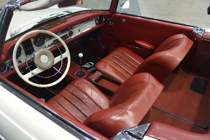 メルセデス・ベンツ230SL(1967年)