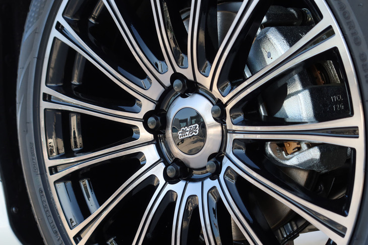 ホンダ・オデッセイe:HEVアブソルート・EXブラックエディション 無限パーツ装着車(アルミホイール「MDA」)