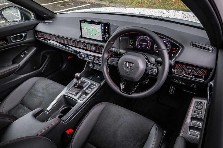 ブラックを基調とした「シビックRS」のインストゥルメントパネル。基本デザインはほかのシビックと共通だが、エアコンの吹き出し口やドアトリム、ステアリングホイールなどに赤いアクセントが入るなど、スポーティーな演出が施されている。