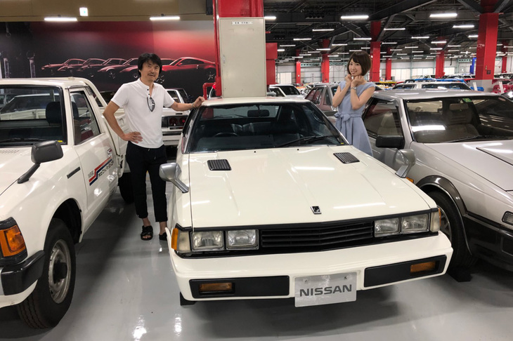 日産ヘリテージコレクションにて、「日産ガゼール」(S110型)と記念撮影。
