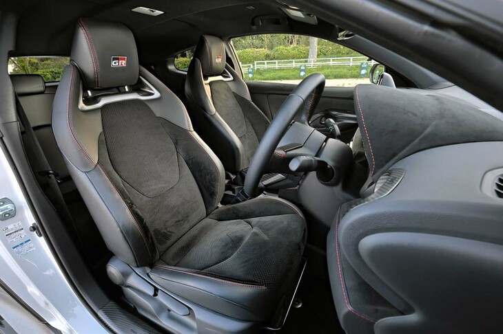 シートの仕様は基本的にベース車に準拠。試乗車はベースが「RZ“ハイパフォーマンス・ファーストエディション”」だったので、ウルトラスエードと合成皮革のプレミアムスポーツシートが装備されていた。