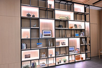 店舗内には「道」がテーマのアート作品などが飾られている。