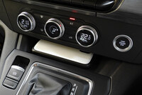 記者がキーケースを置いてしまったポケット……というか隙間(わかりやすいようにスマホを置いております)。事件発覚時は夜で暗かったので、後日撮影しました。